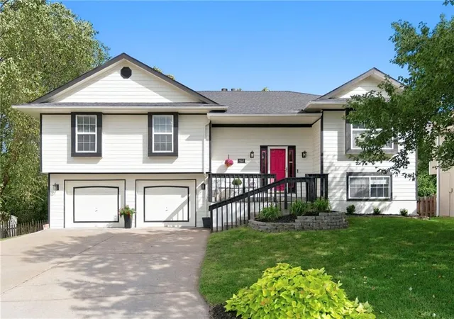 Photo 1 of Sale Pending at 912 Village St, Leavenworth, KS 66048 | MLS# 2640028 | Listing updated on 2026-10-07