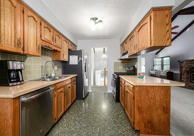 Photo 3 of Sale Pending at 313 Killarney Ln, Blue Springs, MO 64014 | MLS# 2640053 | Listing updated on 2026-10-02