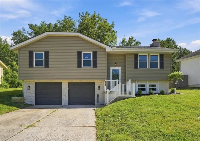 Photo 1 of Single family home for sale at 325 Brownfield Dr, Lee's Summit, MO 64063 | MLS# 2640068 | Listing updated on 2026-10-07