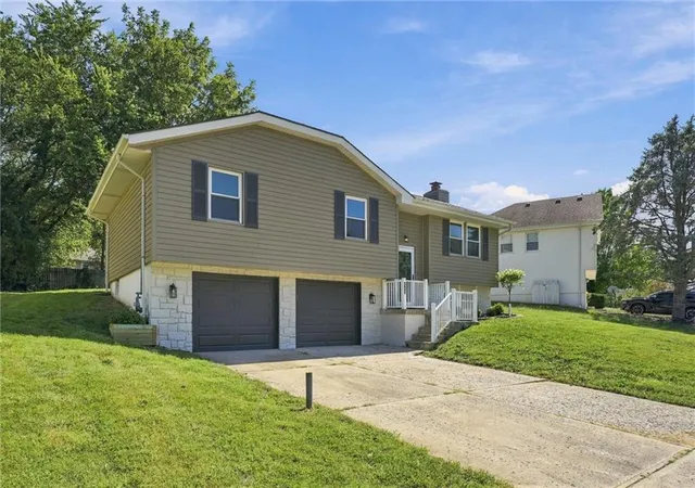 Photo 2 of Single family home for sale at 325 Brownfield Dr, Lee's Summit, MO 64063 | MLS# 2640068 | Listing updated on 2026-10-07
