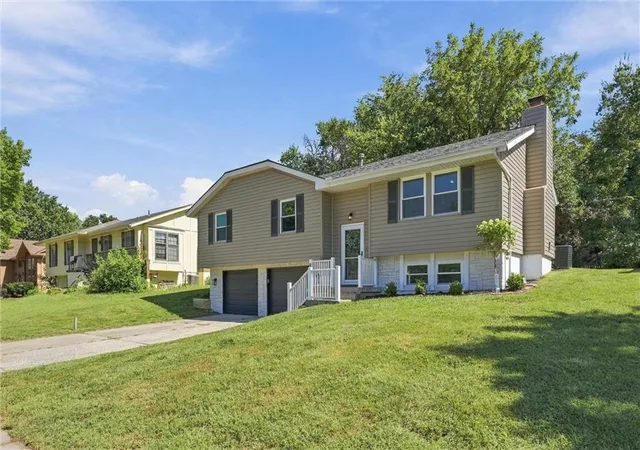 Photo 3 of Single family home for sale at 325 Brownfield Dr, Lee's Summit, MO 64063 | MLS# 2640068 | Listing updated on 2026-10-07