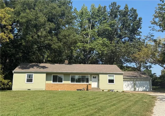Photo 1 of Single family home for sale at 1704 E Mechanic St, Harrisonville, MO 64701 | MLS# 2640069 | Listing updated on 2026-10-09