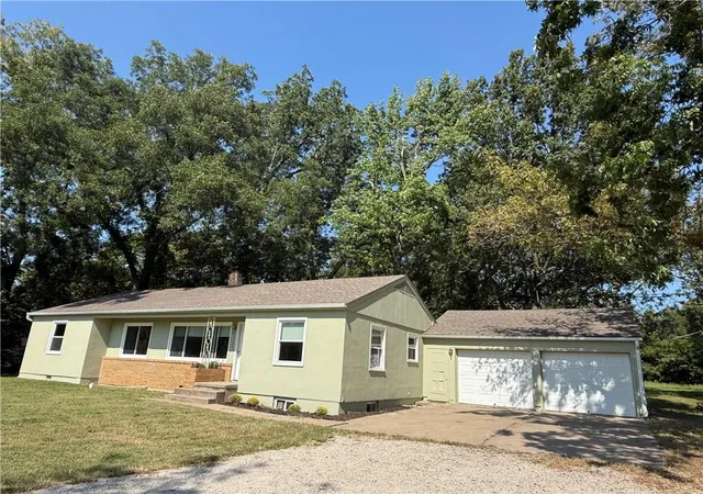 Photo 3 of Single family home for sale at 1704 E Mechanic St, Harrisonville, MO 64701 | MLS# 2640069 | Listing updated on 2026-10-09