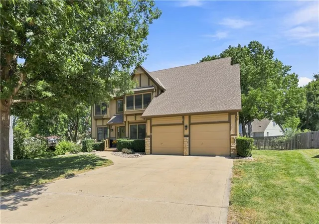 Photo 3 of Single family home for sale at 2825 N 103rd Street, Kansas City, KS 66109 | MLS# 2640085 | Listing updated on 2026-09-21