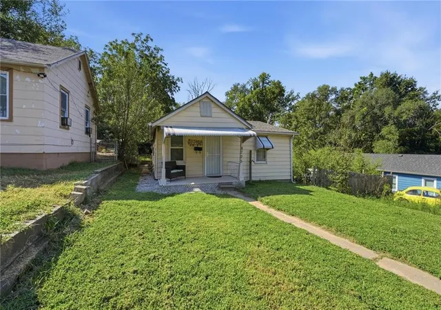 Photo 2 of Sale Pending at 8725 E Smart Ave, Independence, MO 64053 | MLS# 2640087 | Listing updated on 2026-09-16
