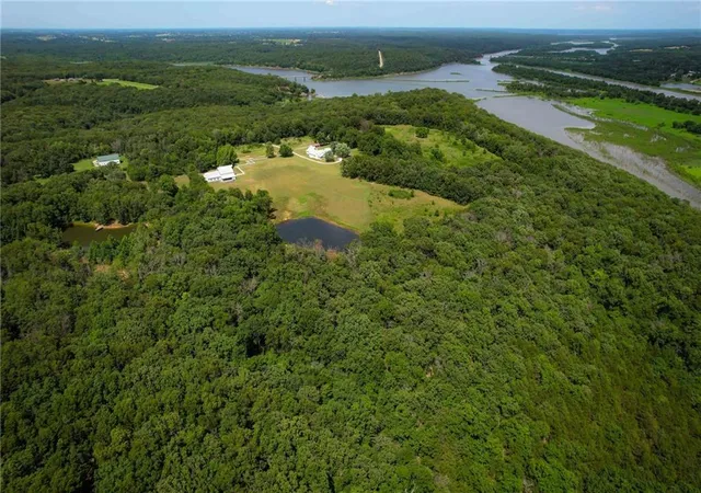 Photo 3 of Mansion for sale at 2105 Ne 315 Pvt Rd, Osceola, MO 64776 | MLS# 2640098 | Listing updated on 2026-09-03