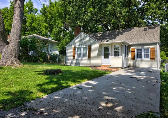 Photo 2 of Single family home for sale at 2506 Ne 46th Street, Kansas City, MO 64116 | MLS# 2640116 | Listing updated on 2026-09-16