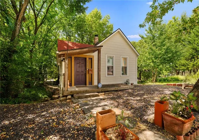 Single family home for sale at 2920 Belleview Ave, Kansas City, MO 64108 | MLS# 2640117