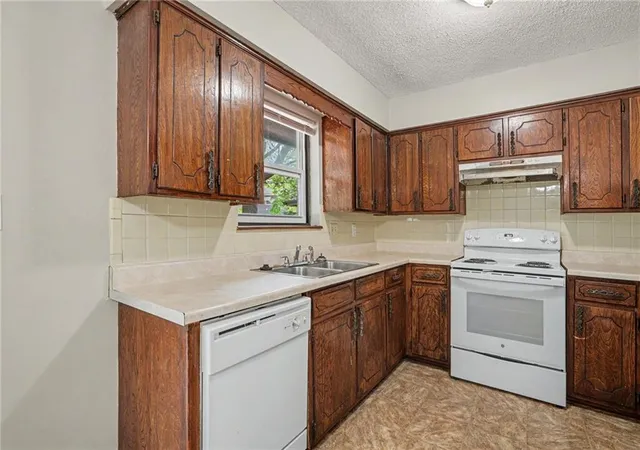 Photo 4 of House for sale at 920-922 NW 13th Street, Blue Springs, MO 64015 | MLS# 2640133 | Listing updated on 2026-09-04