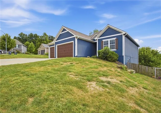 Photo 2 of Sale Pending at 807 Sw Mill Crk Ct, Grain Valley, MO 64029 | MLS# 2640135 | Listing updated on 2026-10-05