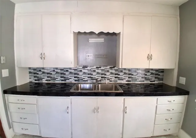 Photo 4 of Single family home for sale at 502 E Washington, Pittsburg, KS 66762 | MLS# 2640170 | Listing updated on 2026-09-04