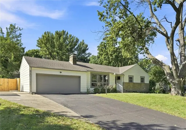 Photo 4 of Single family home for sale at 6717 W 65th Terrace, Mission, KS 66202 | MLS# 2640171 | Listing updated on 2026-10-02