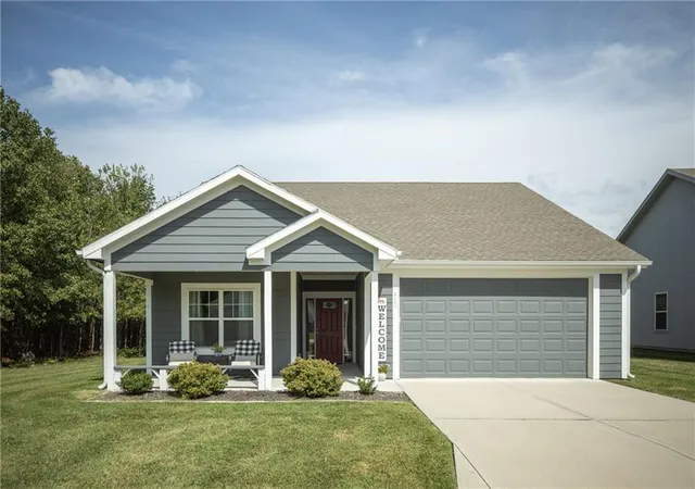 Single family home for sale at 400 NE Chestnut Ct, Oak Grove, MO 64075 | MLS# 2640190