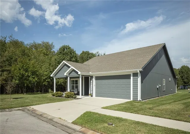 Photo 2 of Single family home for sale at 400 Ne Chestnut Ct, Oak Grove, MO 64075 | MLS# 2640190 | Listing updated on 2026-09-17