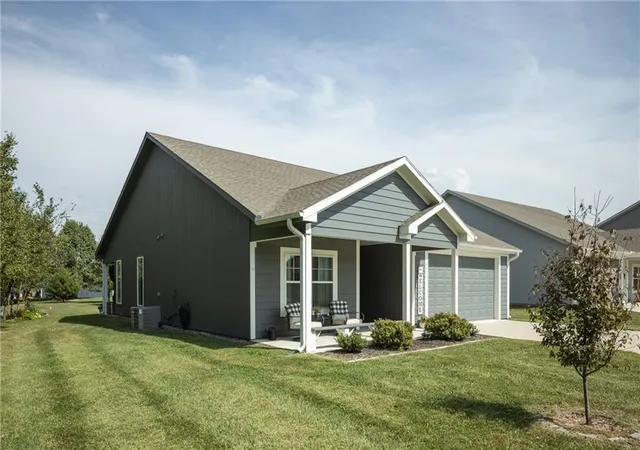 Photo 3 of Single family home for sale at 400 Ne Chestnut Ct, Oak Grove, MO 64075 | MLS# 2640190 | Listing updated on 2026-09-17