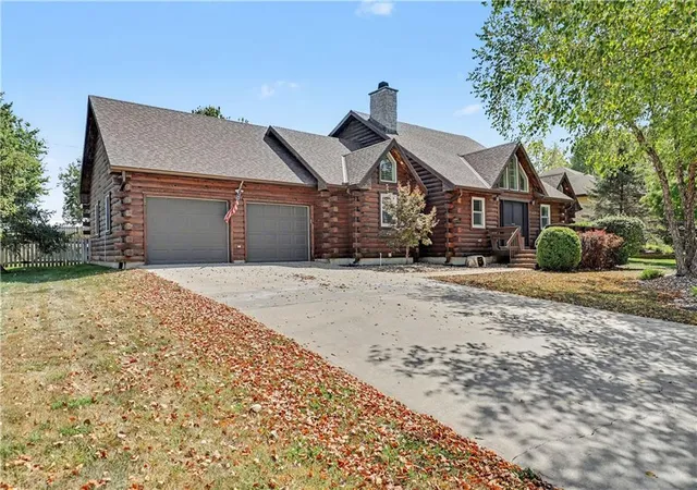 Photo 1 of Single family home for sale at 611 N Winnebago Dr, Lake Winnebago, MO 64034 | MLS# 2640210 | Listing updated on 2026-09-18