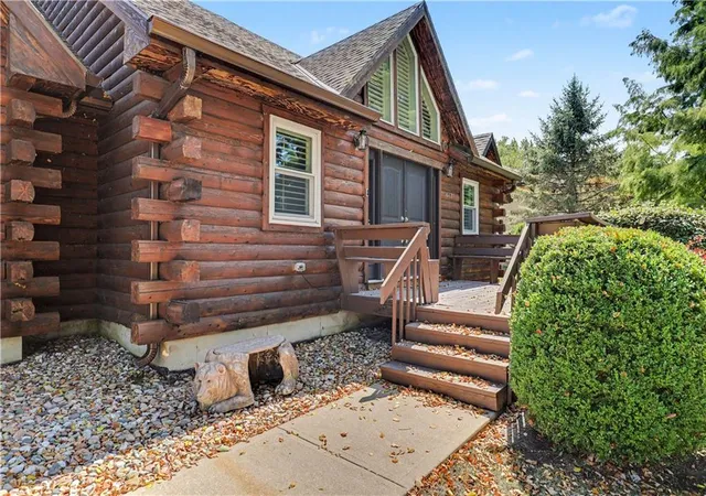 Photo 3 of Single family home for sale at 611 N Winnebago Dr, Lake Winnebago, MO 64034 | MLS# 2640210 | Listing updated on 2026-09-18