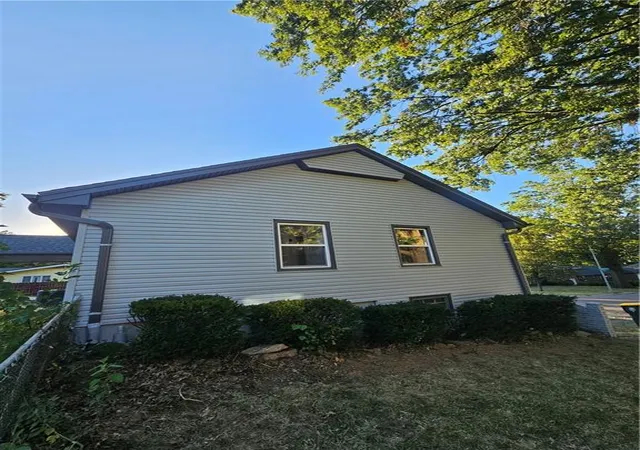 Photo 3 of Single family home for sale at 321 E 106th Terrace, Kansas City, MO 64114 | MLS# 2640226 | Listing updated on 2026-10-07