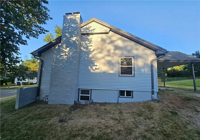 Photo 3 of Single family home for sale at 321 E 106th Terrace, Kansas City, MO 64114 | MLS# 2640226 | Listing updated on 2026-10-07