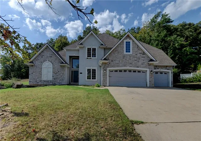 Photo 1 of Single family home for sale at 6826 N Charleston Dr, Kansas City, MO 64119 | MLS# 2640236 | Listing updated on 2026-09-22