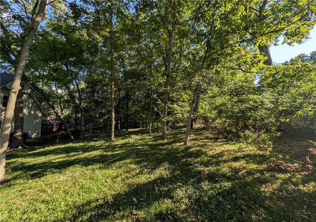 Photo 3 of Sale Pending at 313 N Briarcliff Cir, Kansas City, MO 64116 | MLS# 2640248 | Listing updated on 2026-09-06