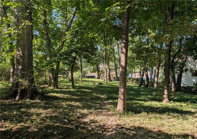 Photo 4 of Sale Pending at 313 N Briarcliff Cir, Kansas City, MO 64116 | MLS# 2640248 | Listing updated on 2026-09-06