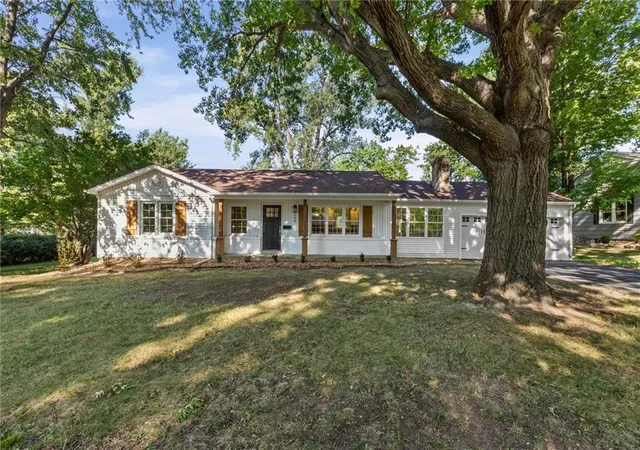 Photo 2 of Sale Pending at 5644 Barkley St, Mission, KS 66202 | MLS# 2640257 | Listing updated on 2026-09-07
