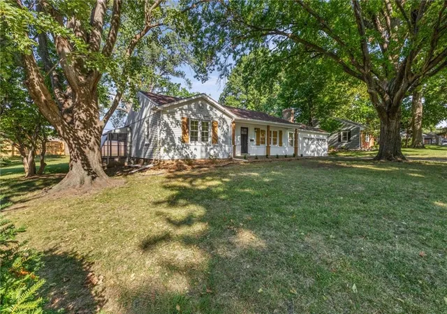 Photo 3 of Sale Pending at 5644 Barkley St, Mission, KS 66202 | MLS# 2640257 | Listing updated on 2026-09-07