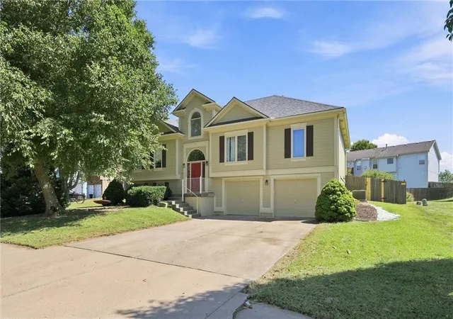 Photo 1 of Single family home for sale at 11305 N Holly St, Kansas City, MO 64155 | MLS# 2640263 | Listing updated on 2026-10-07