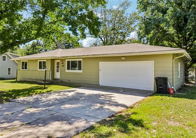 Photo 2 of Single family home for sale at 207 SW 19th Street, Oak Grove, MO 64075 | MLS# 2640270 | Listing updated on 2026-09-07