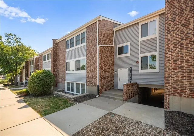 Photo 3 of Condo for sale at 10124 W 96th Street #F, Overland Park, KS 66212 | MLS# 2640292 | Listing updated on 2026-09-29