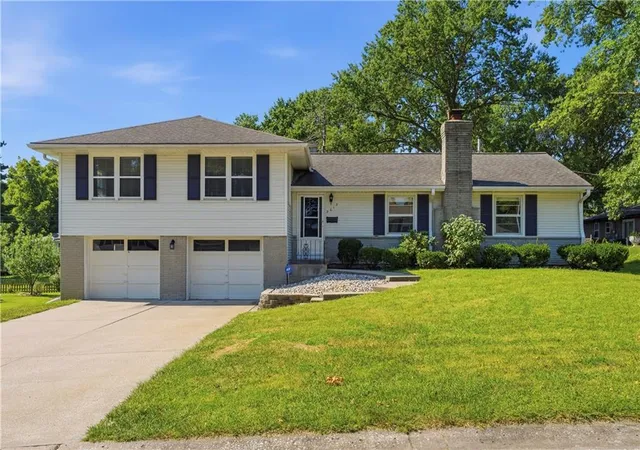 Photo 2 of Sale Pending at 3013 Ne 49th Terrace, Kansas City, MO 64119 | MLS# 2640294 | Listing updated on 2026-09-25