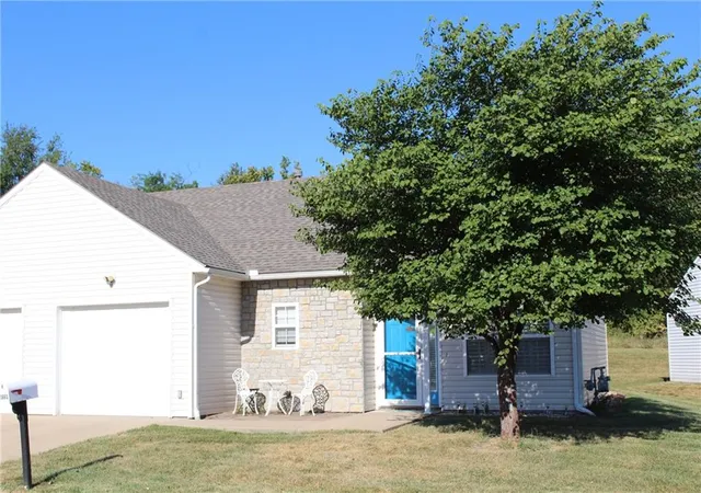 Single family home for sale at 1661 Fall Crk Dr, Tonganoxie, KS 66086 | MLS# 2640301