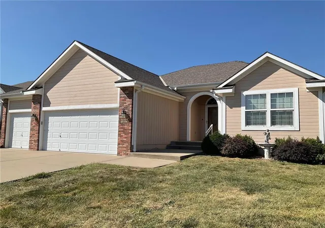 Photo 3 of Single family home for sale at 4432 Ne 71st Terrace, Kansas City, MO 64119 | MLS# 2640335 | Listing updated on 2026-09-30