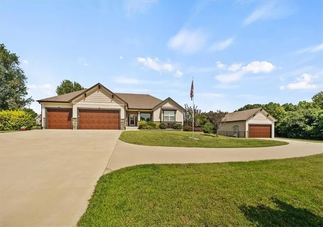 Photo 1 of Single family home for sale at 18220 Prairie View Dr, Tonganoxie, KS 66086 | MLS# 2640341 | Listing updated on 2026-09-17
