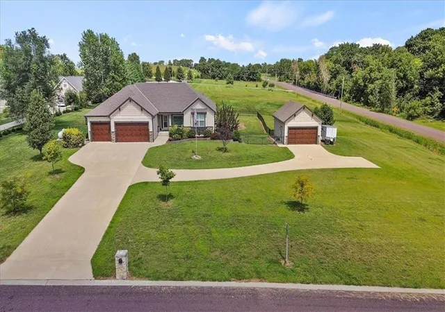 Photo 2 of Single family home for sale at 18220 Prairie View Dr, Tonganoxie, KS 66086 | MLS# 2640341 | Listing updated on 2026-09-17
