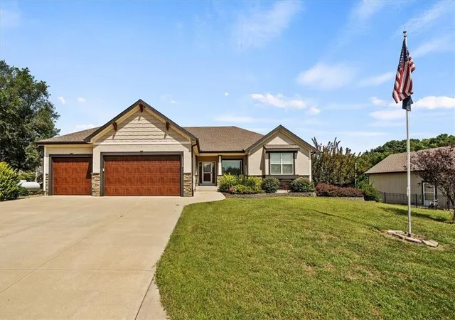 Photo 3 of Single family home for sale at 18220 Prairie View Dr, Tonganoxie, KS 66086 | MLS# 2640341 | Listing updated on 2026-09-17