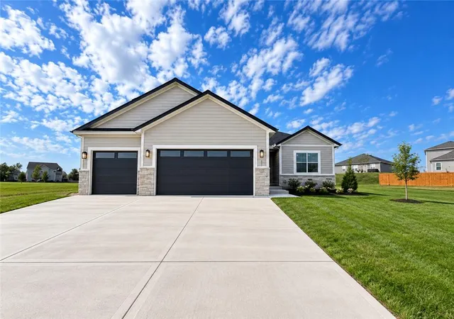 Photo 1 of Single family home for sale at 8013 Se Crumley Ct, Blue Springs, MO 64014 | MLS# 2640343 | Listing updated on 2026-10-07