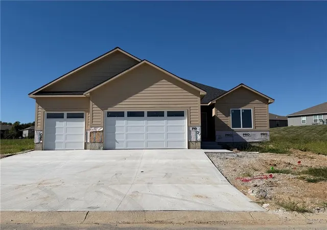 Photo 2 of Single family home for sale at 8013 Se Crumley Ct, Blue Springs, MO 64014 | MLS# 2640343 | Listing updated on 2026-09-08