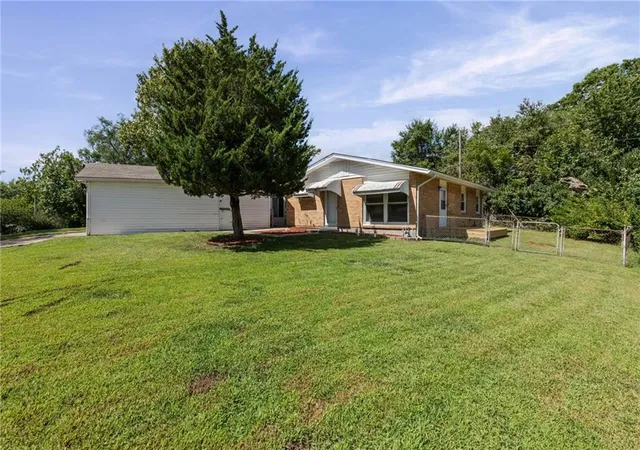 Photo 1 of Single family home for sale at 800 Marilynn Ave, Liberty, MO 64068 | MLS# 2640345 | Listing updated on 2026-10-01