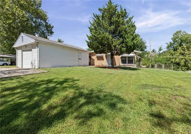 Photo 2 of Single family home for sale at 800 Marilynn Ave, Liberty, MO 64068 | MLS# 2640345 | Listing updated on 2026-10-01