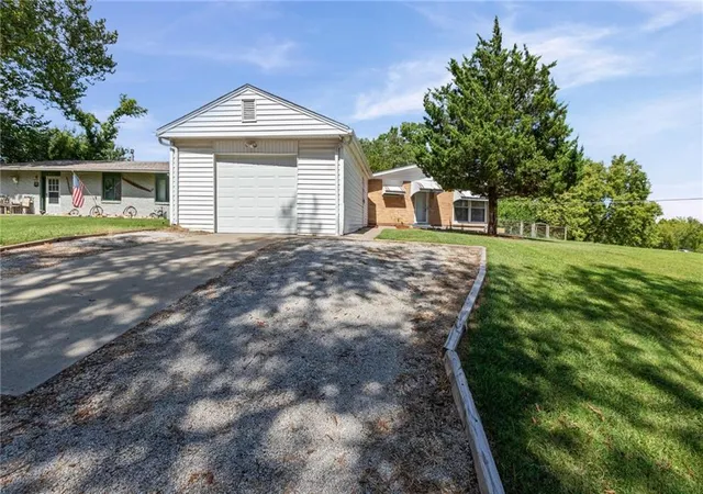 Photo 3 of Single family home for sale at 800 Marilynn Ave, Liberty, MO 64068 | MLS# 2640345 | Listing updated on 2026-10-01