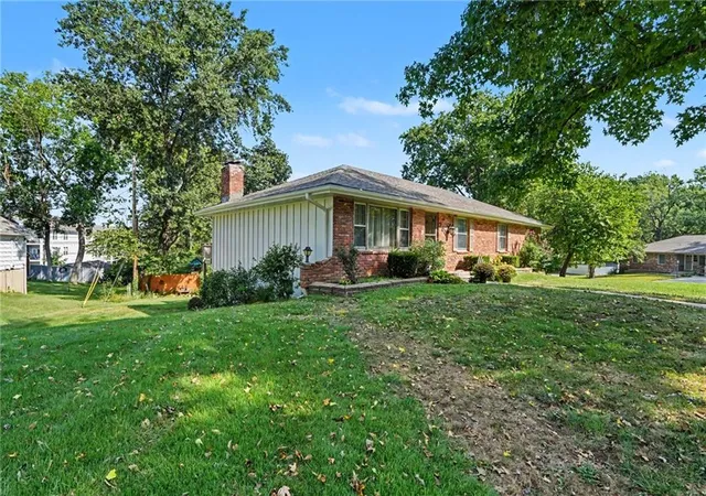 Photo 2 of Single family home for sale at 200 W 104th Terrace, Kansas City, MO 64114 | MLS# 2640350 | Listing updated on 2026-10-08