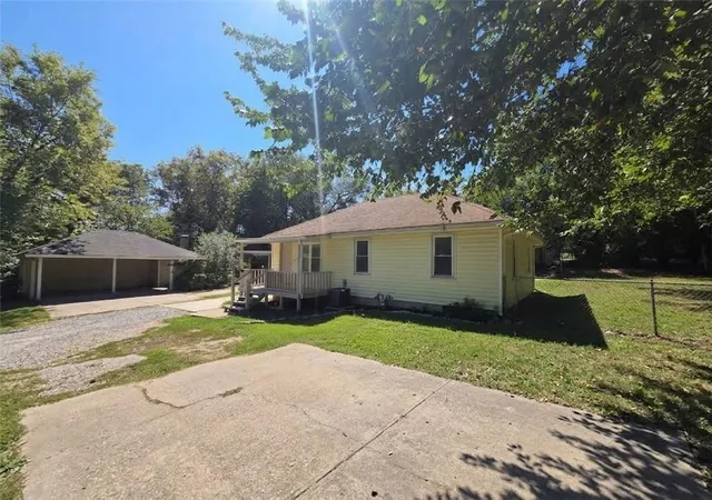 Photo 3 of Single family home for sale at 1112 Leslie St, Independence, MO 64050 | MLS# 2640355 | Listing updated on 2026-09-04