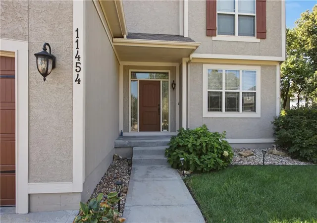 Photo 3 of Single family home for sale at 11454 S Lakecrest Dr, Olathe, KS 66061 | MLS# 2640361 | Listing updated on 2026-09-29