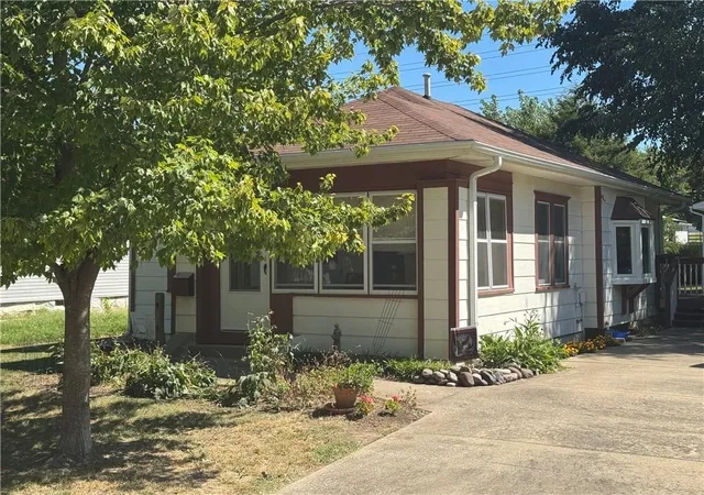 Photo 3 of Sale Pending at 218 N Campbell St, Pleasant Hill, MO 64080 | MLS# 2640412 | Listing updated on 2026-09-05