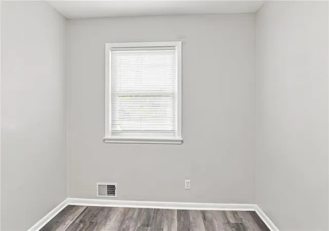 Photo 4 of Single family home for sale at 204 Meade St, Liberty, MO 64068 | MLS# 2640413 | Listing updated on 2026-09-07