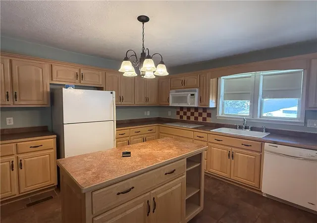 Photo 4 of Sale Pending at 714 W 8th Street, Pittsburg, KS 66762 | MLS# 2640415 | Listing updated on 2026-10-05