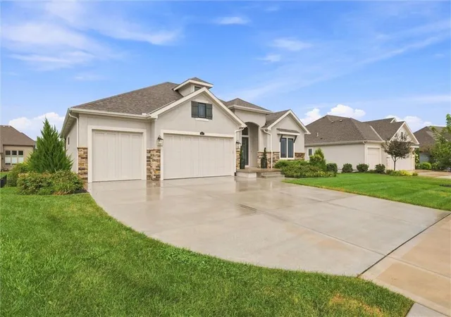 Photo 3 of Sale Pending at 2818 Ne 102nd Street, Kansas City, MO 64155 | MLS# 2640432 | Listing updated on 2026-10-03