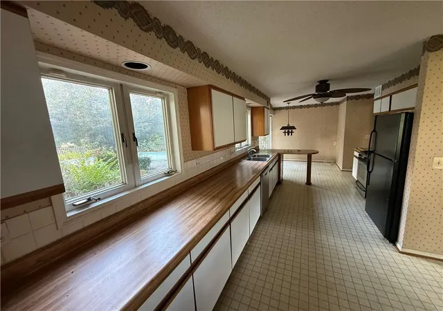 Photo 4 of Single family home for sale at 8727 W 104th Street, Overland Park, KS 66212 | MLS# 2640437 | Listing updated on 2026-09-12